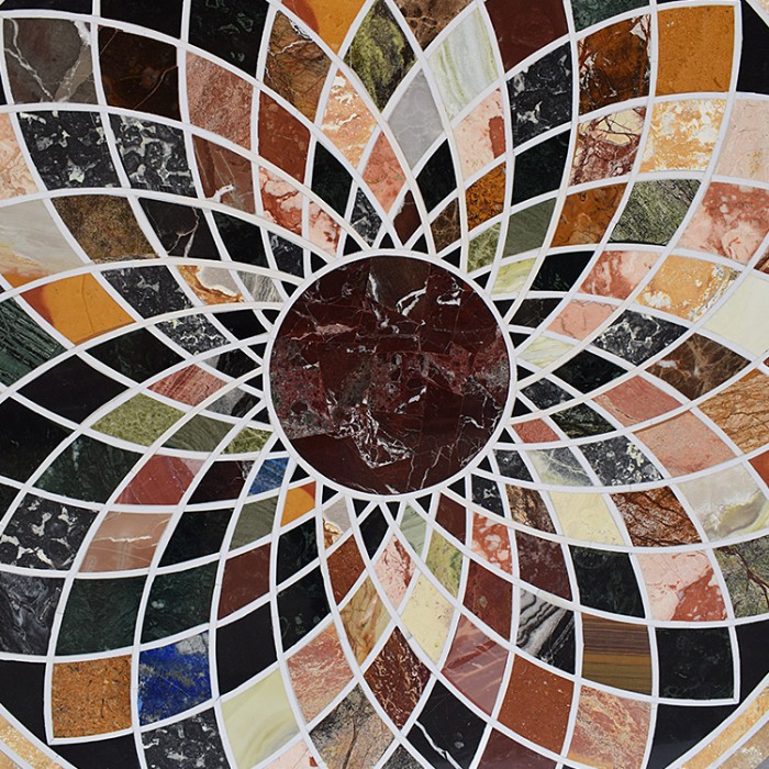 Tavolino in marmo con giochi di luce e colori unici