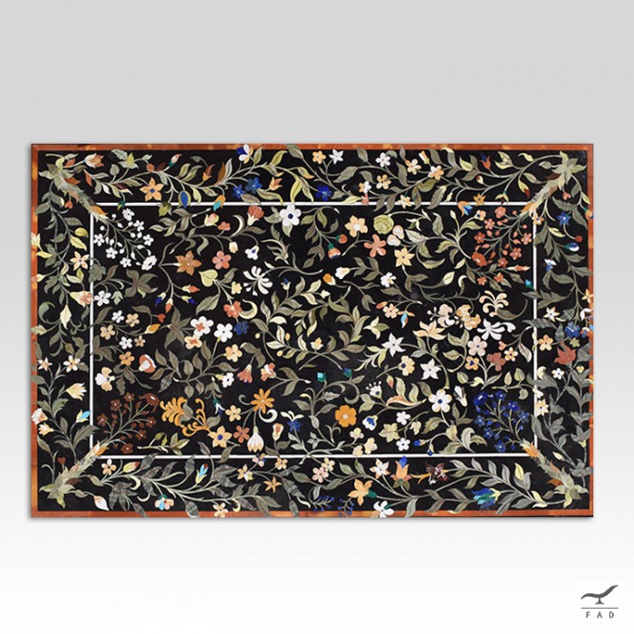 Tavolo AMOS in pietre dure con una decorazione floreale e degli uccellini riccamente decorati con vari marmi