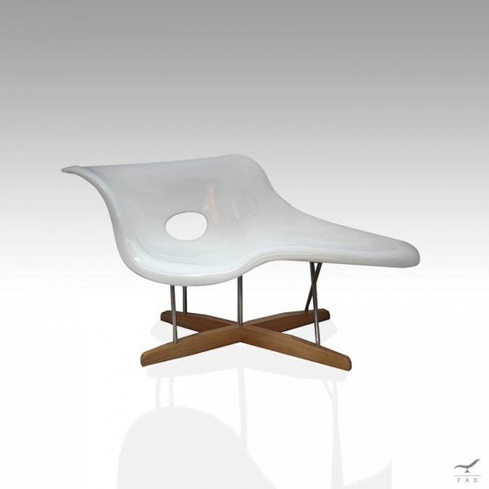 Chaise lounge chair by Charles e Ray Eames