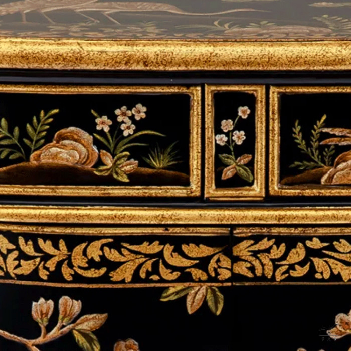 Credenza in stile settecento con motivi floreali e uccellini