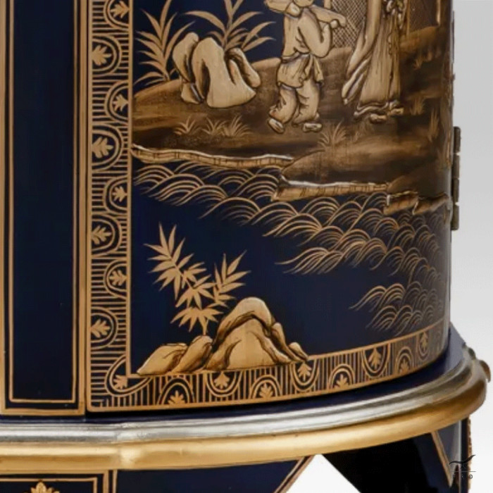 Credenza in stile antico con decorazioni cinesi