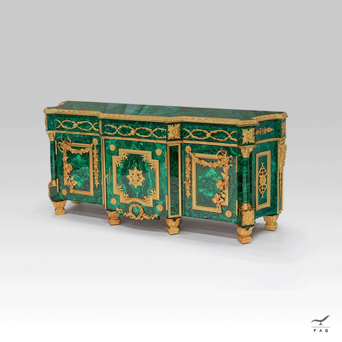 Credenza in Legno Impiallacciato in Malachite con Decorazioni in Ottone - Arredo di Lusso per Hotel e Palazzi