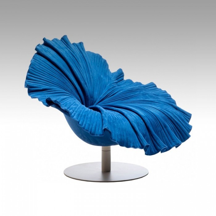 Che chair is inspired by the Bloom Easy Chair model
